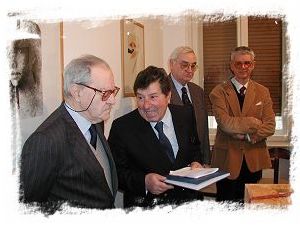 Il Presidente Antonio Scarano regala il libro curato da Fulvio Salimbeni che raccoglie scritti degli amici di Manlio Cecovini, appositamente preparati per questa occasione.