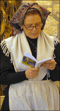 Componente del �Gruppo Costumi Tradizionali Bisiachi� legge brani dal Lunarietto Giuliano.